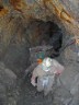 In den Minen des Cerro Rico - junge M�nner schleppen schwere Karren �ber die verbogenen Geleise