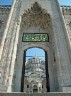 Blick durchs gigantische Tor der blauen Moschee