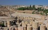 Jerash: Ausblick auf das antike Forum und die neue Stadt im Hintergrund