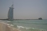 Jumeirah Strand mit Blick auf Burj al Arab - das 321 Meter hohe Hotel in Form eines Segels