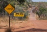 Warnschilder f�r �berschwemmungen sind prominent (und irgendwie surreal in dieser Trockenheit) in Australien 
